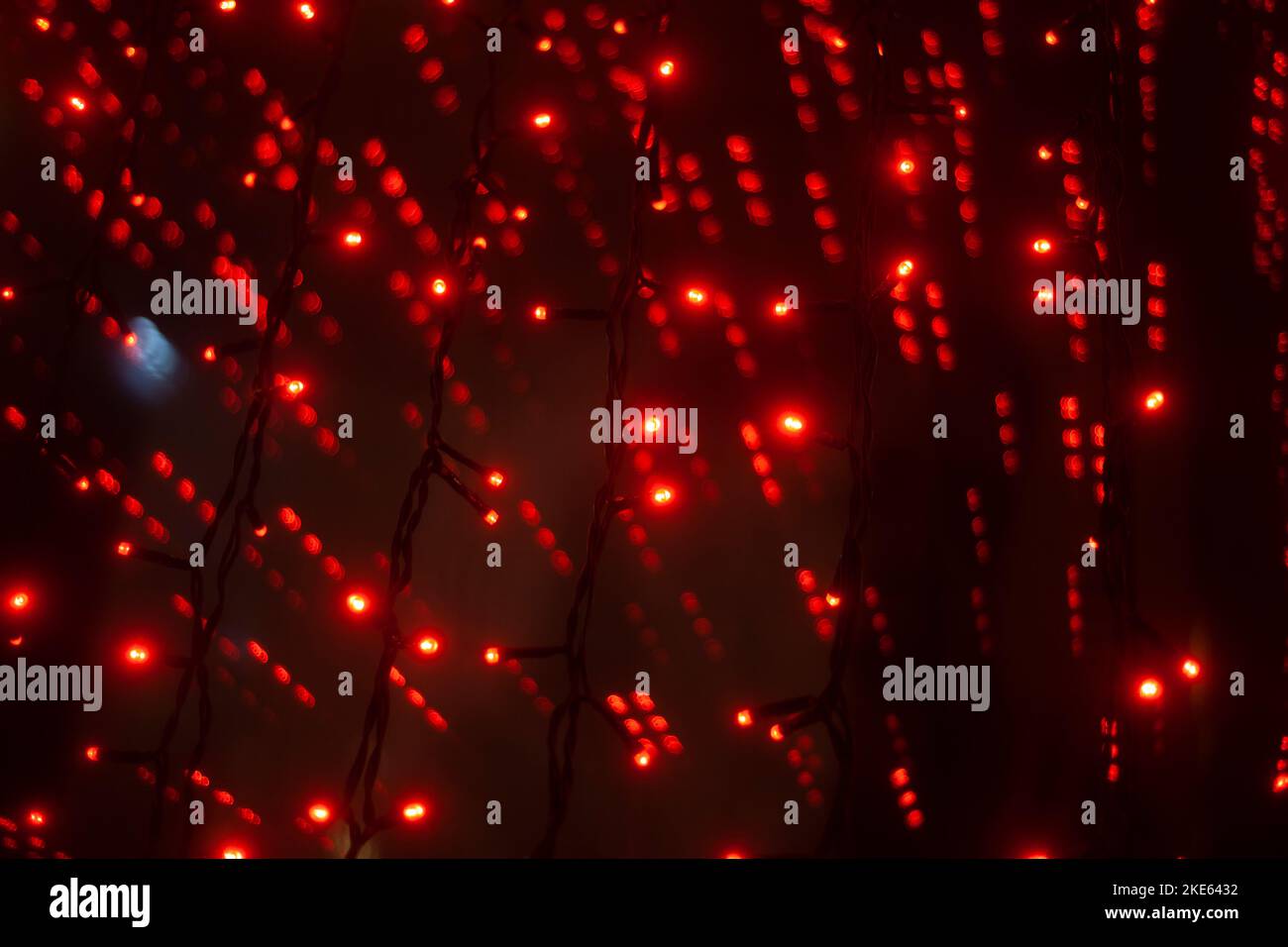 Rotes Licht im Dunkeln. Leuchtet auf dem Glas. Spiele im Innenbereich. Details zur Innenausstattung. Stockfoto