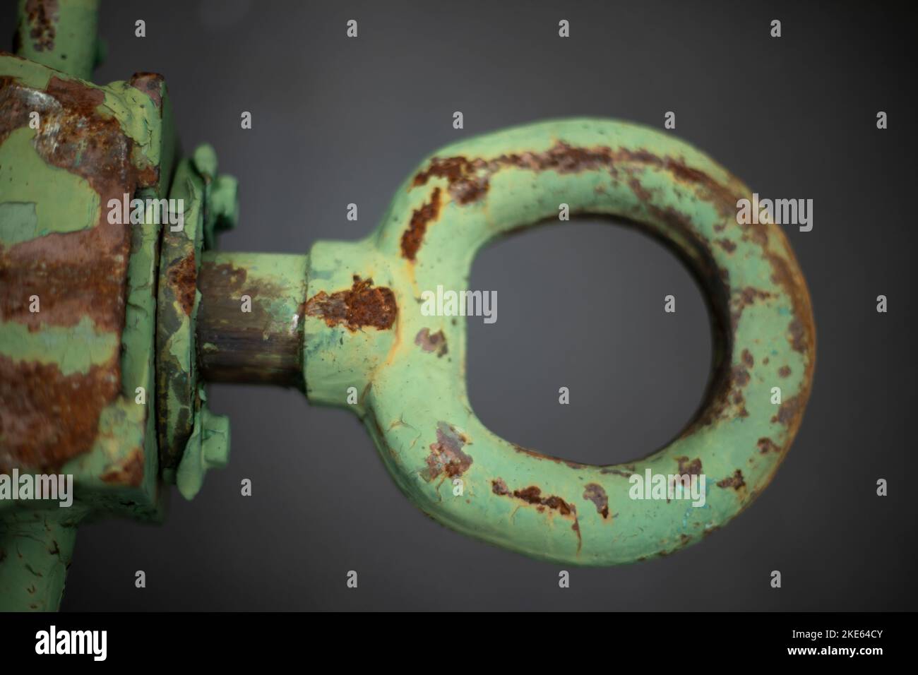 Stahlring für Anhänger. Rostiger Halter an der Karosserie. Kabelhalterung. Platz für Haken. Stockfoto