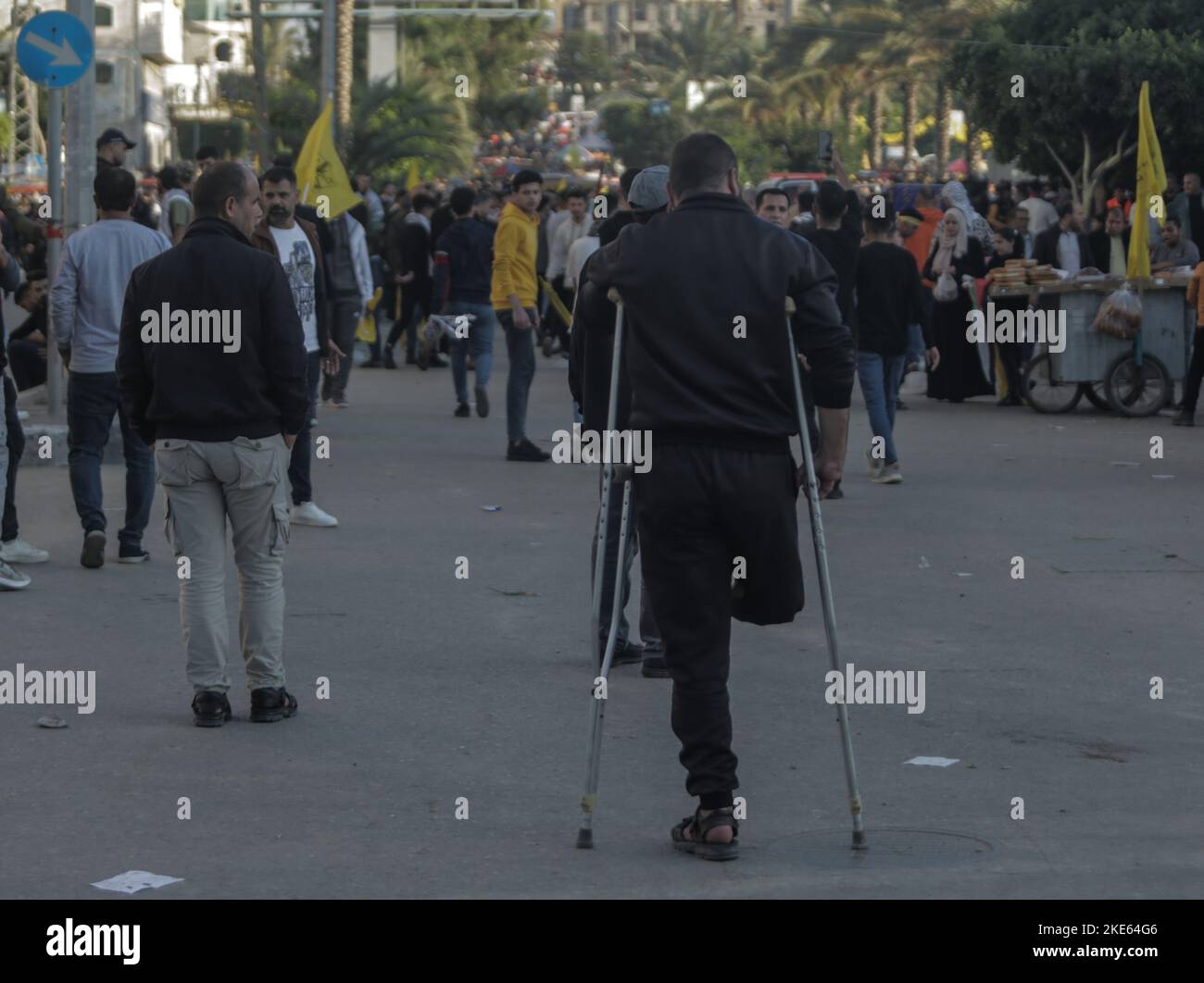 10. November 2022, Gaza-Stadt, der Gazastreifen, Palästina: Ein behinderter palästinensischer Jugendlicher, der die palästinensische Fatah-Bewegung unterstützt, feiert am 10. November 2022 in Gaza-Stadt den 18.. Todestag des verstorbenen palästinensischen Präsidenten Yasser Arafat. Er trägt die Figur von Arafat, den Palästinensern auch Abu Ammar genannt. Der traditionelle palästinensische Keffiyeh: Der Keffiyeh und die Militäruniform präsentierten eine revolutionäre Haltung, und im palästinensischen Befreiungskampf wurden verschiedene Methoden eingesetzt. Im Jahr 1994 zog Arafat nach Gaza, das unter der Kontrolle des palästinensischen Nationales stand Stockfoto