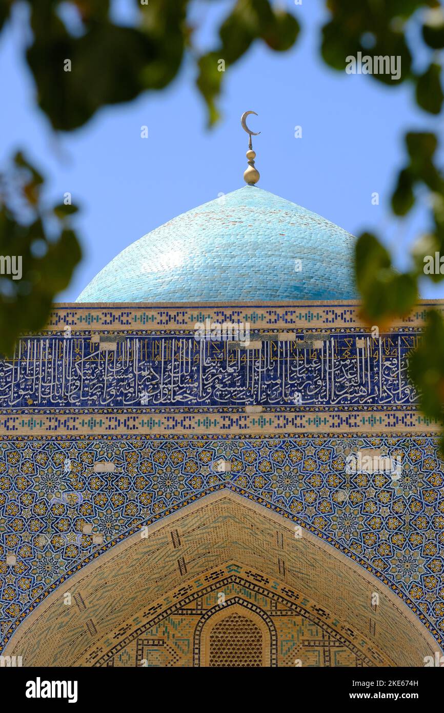 Bukhara Usbekistan die Kok Gumbaz-Kuppel der Kalyon-Moschee (auch als Juma-Moschee bekannt) im August 2022 Stockfoto