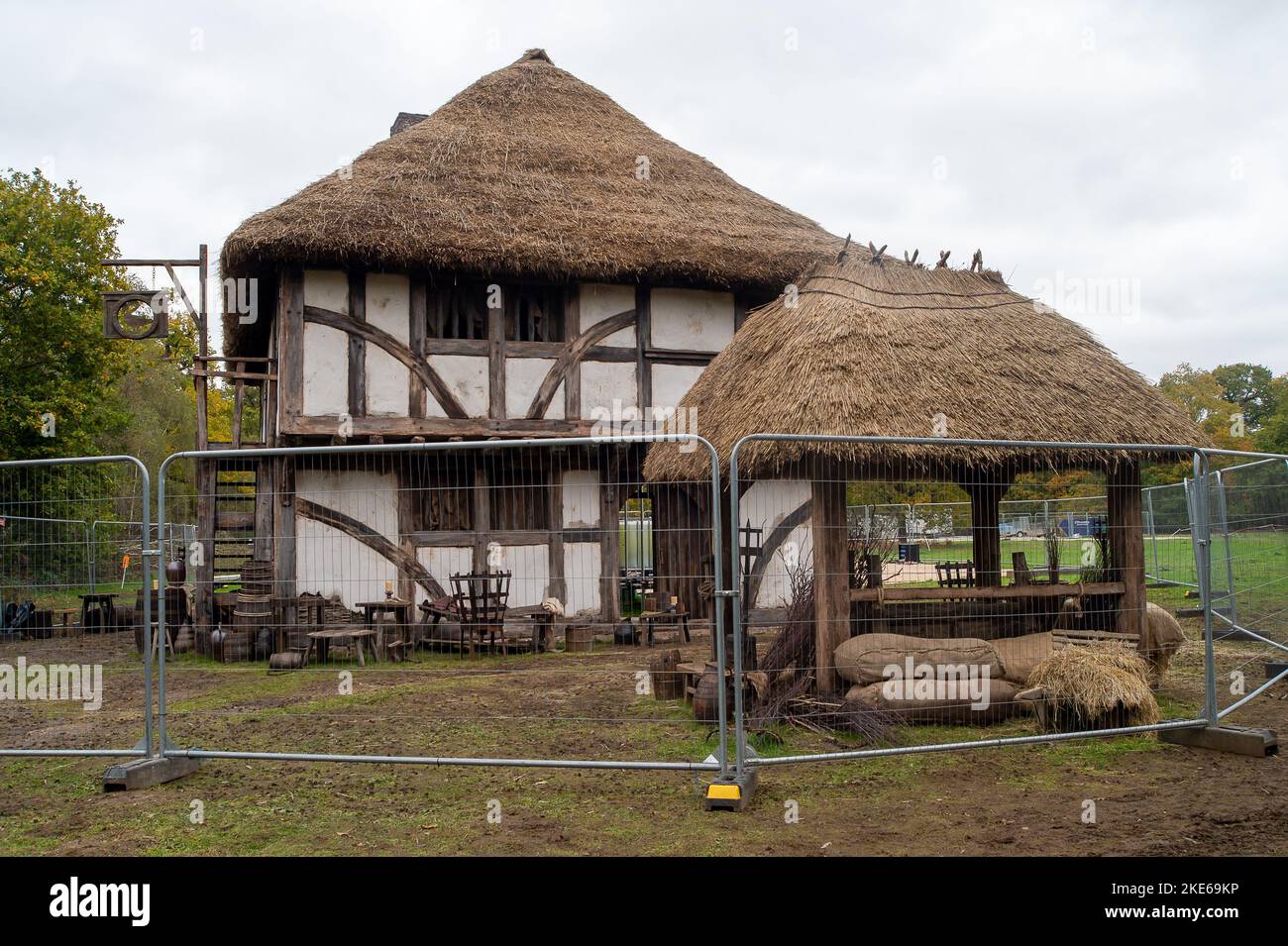 Iver, Buckinghamshire, Großbritannien. 10.. November 2022. Spaziergänger in den Wäldern waren begeistert, einen Tudor-Film zu sehen, der heute in den Wäldern von Buckinghamshire gedreht wurde. Derzeit werden im Langley Park Dreharbeiten für den Film My Lady Jane mit den Schauspielern Emily Bader, Edward Bluemel und Jordan Peters durchgeführt. Es ist als Comedy-Drama für Amazon Prime Video aufgeführt. Quelle: Maureen McLean/Alamy Live News Stockfoto