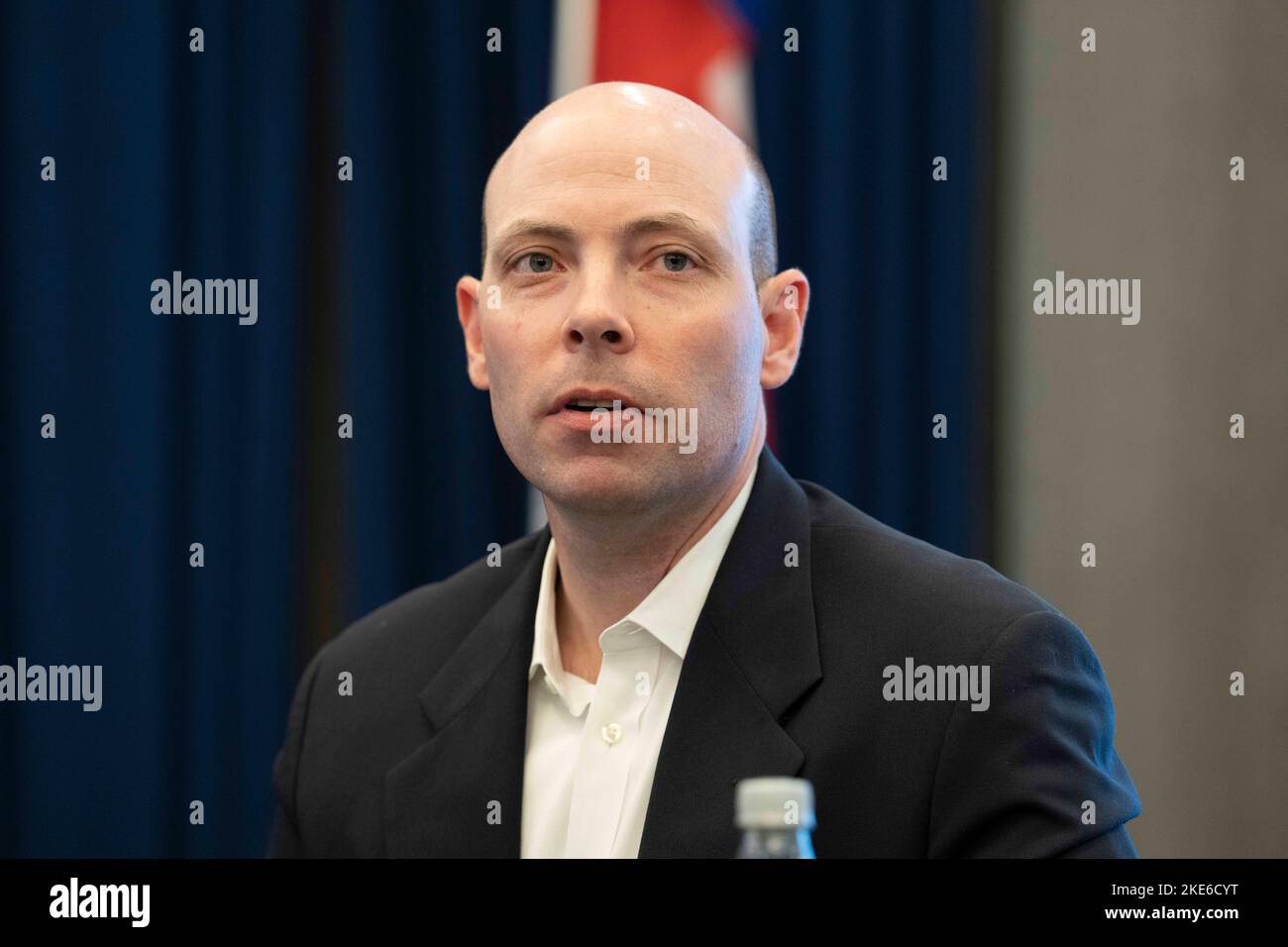 McAllen Texas USA, 9. November 2022: GARDNER PATE, Vorsitzender der Texas Gov. Greg Abbotts Wiederwahlkampf gibt eine Pressekonferenz nach der Wahl und spricht mit politischen Beratern über Methoden und Strategien zur Führung von Abbott (nicht gezeigt) zu einem Wiederwahlsieg am Vortag. Abbott besiegte den demokratischen Herausforderer Beto O'Rourke, um seine dritte Amtszeit zu gewinnen. ©Bob Daemmrich Stockfoto