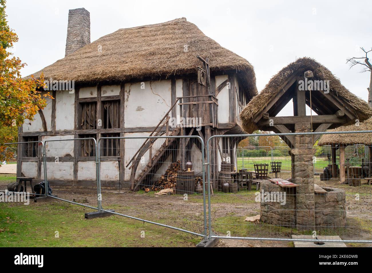 Iver, Buckinghamshire, Großbritannien. 10.. November 2022. Spaziergänger in den Wäldern waren begeistert, einen Tudor-Film zu sehen, der heute in den Wäldern von Buckinghamshire gedreht wurde. Derzeit werden im Langley Park Dreharbeiten für den Film My Lady Jane mit den Schauspielern Emily Bader, Edward Bluemel und Jordan Peters durchgeführt. Es ist als Comedy-Drama für Amazon Prime Video aufgeführt. Quelle: Maureen McLean/Alamy Live News Stockfoto