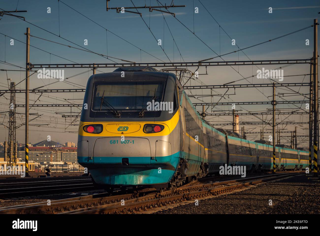 Super schneller Zug in der Farbe der Tschechischen republik auf Prager Hauptbahnhof im Herbst sonnigen Abend Stockfoto