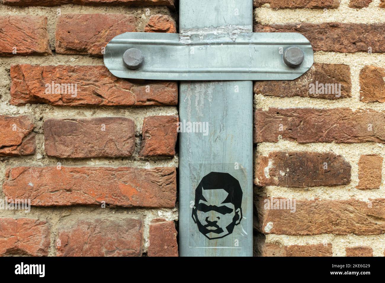 Zinkauslauf zwischen alten Ziegelmauern, Utrecht, Niederlande Stockfoto