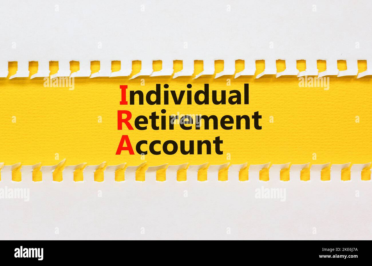 IRA-Symbol für individuelles Rentenkonto. Konzeptworte IRA individuelles Rentenkonto auf gelbem Papier auf schönem weißen Hintergrund. IRA für Unternehmen Stockfoto IRA-Symbol für individuelles Rentenkonto. Konzeptworte IRA individuelles Rentenkonto auf gelbem Papier auf schönem weißen Hintergrund. IRA für Unternehmen Stockfoto