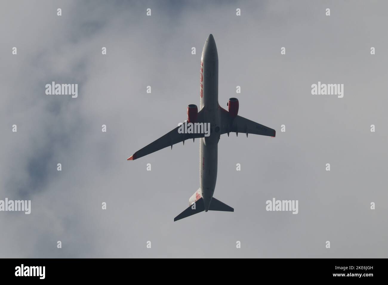 Die Boeing 737-900ER der Thai Lion Air fliegt im bewölkten Himmel Stockfoto