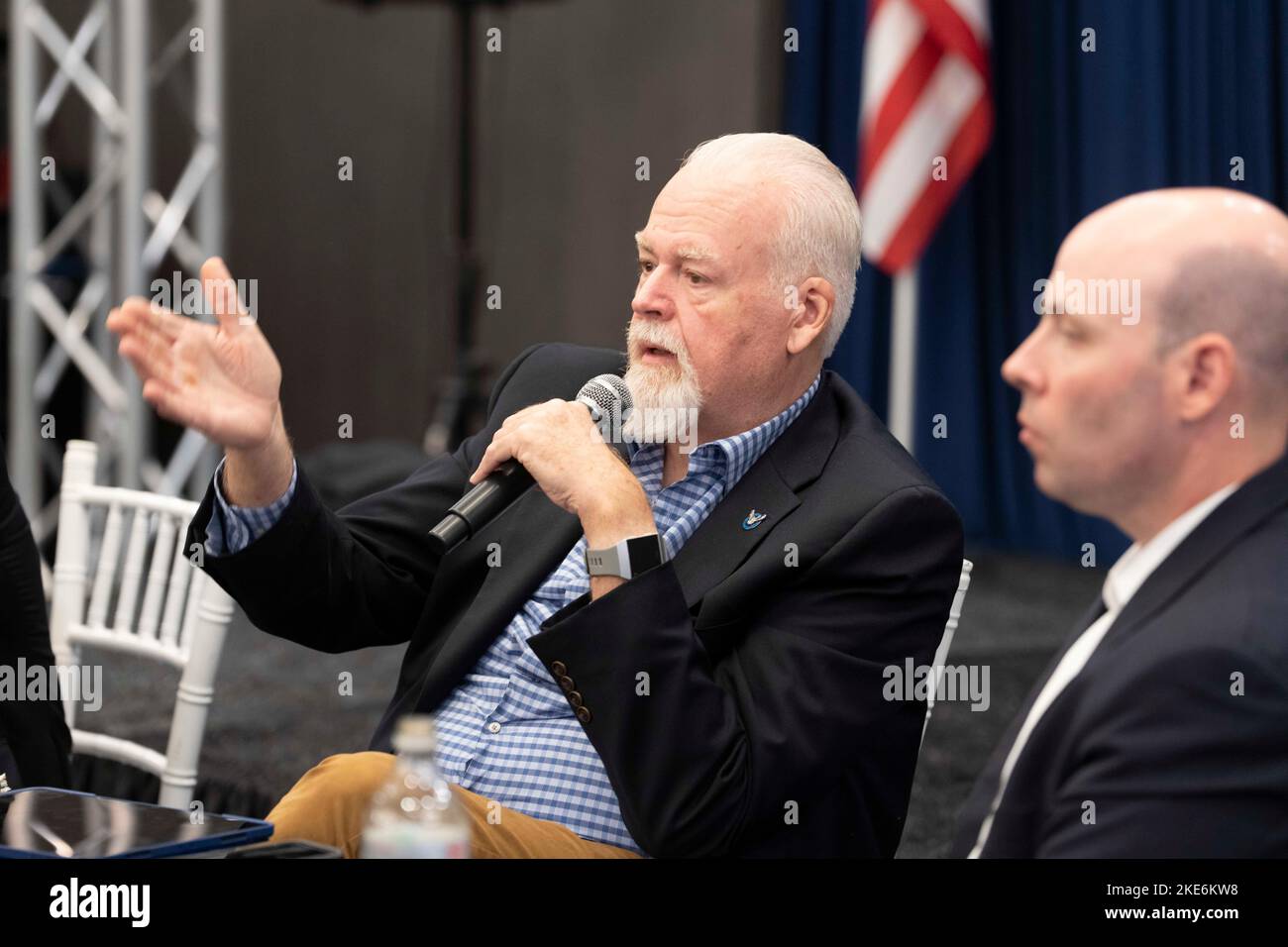 McAllen, TX, USA. 9.. November 2022. Der langjährige republikanische Politikberater DAVE CARNEY hielt am 9. November 2022 eine Pressekonferenz ab, in der er über seine Methoden und Strategien zur Führung eines Wahlsieges an den texanischen Gouverneur Greg Abbott (nicht gezeigt) sprach. Abbott schlug den demokratischen Herausforderer Beto O'Rourke für seine dritte Amtszeit. (Bild: © Bob Daemmrich/ZUMA Press Wire) Stockfoto