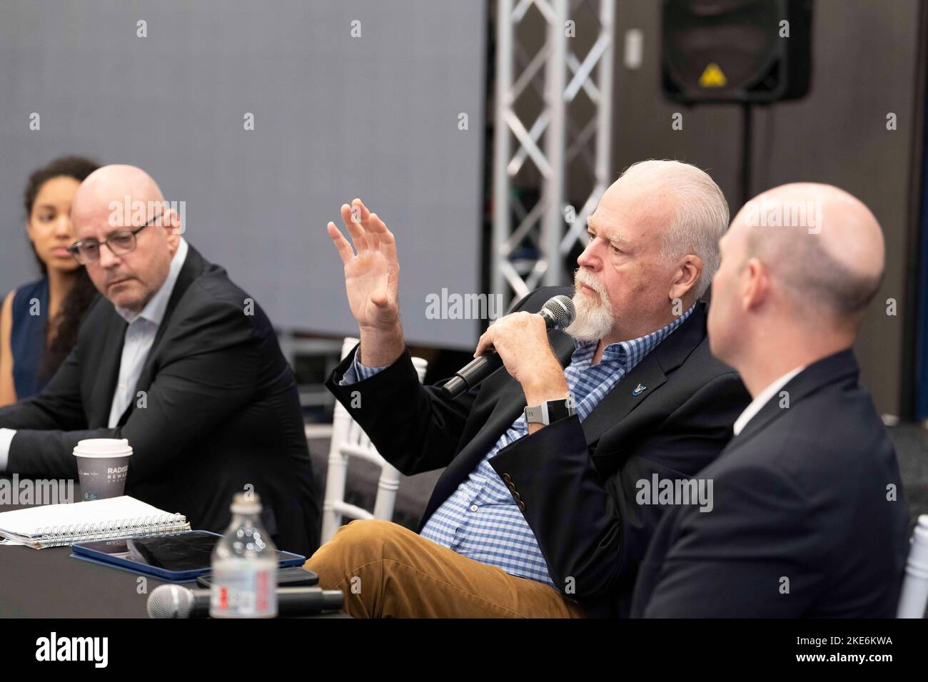 McAllen, TX, USA. 9.. November 2022. Der langjährige republikanische Politikberater DAVE CARNEY hielt am 9. November 2022 eine Pressekonferenz ab, in der er über seine Methoden und Strategien zur Führung eines Wahlsieges an den texanischen Gouverneur Greg Abbott (nicht gezeigt) sprach. Abbott schlug den demokratischen Herausforderer Beto O'Rourke für seine dritte Amtszeit. (Bild: © Bob Daemmrich/ZUMA Press Wire) Stockfoto