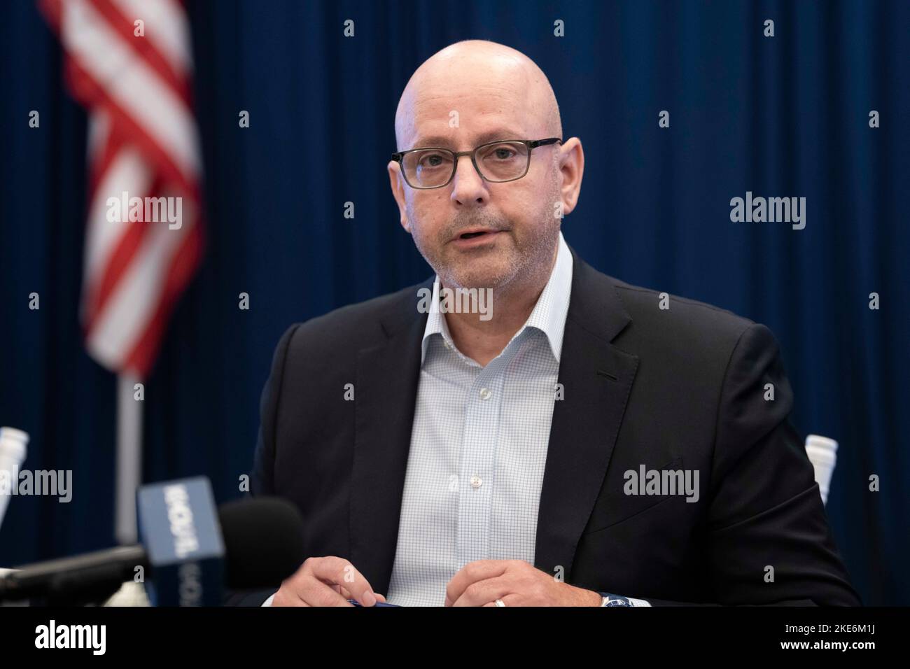 McAllen, TX, USA. 9.. November 2022. Mark MINER, langjähriger republikanischer Wahlkampfmanager, hält eine Pressekonferenz nach der Wahl ab, in der er über seine Strategie spricht, dem texanischen Gouverneur Greg Abbott (nicht gezeigt) am 9. November 2022 einen Wahlsieg zu geben. Abbott schlug den demokratischen Herausforderer Beto O'Rourke für seine dritte Amtszeit. (Bild: © Bob Daemmrich/ZUMA Press Wire) Stockfoto