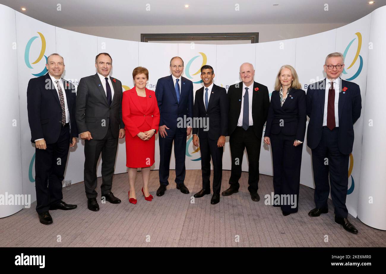 (Von links nach rechts) Außenminister für Nordirland Chris Heaton-Harris, Chief Minister of Isle of man Alfred Cannan, schottische First Ministerin Nicola Sturgeon, Taoiseach Micheal Martin, Premierminister Rishi Sunak, P- und RC-Präsident von Guernsey Peter Ferbrache, Chief Minister of Jersey Kristina Moore und MP Michael Gove, Posieren Sie für ein Foto während des britisch-irischen Ratsgipfels in Blackpool. Bilddatum: Donnerstag, 10. November 2022. Stockfoto