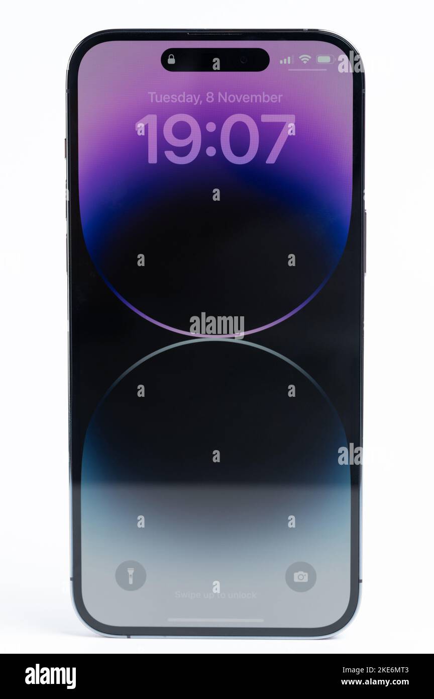 New york, USA - 8. November 2022: Auf dem Bildschirm iphone 14 pro max-Modus isoliert auf weißem Studiohintergrund Stockfoto