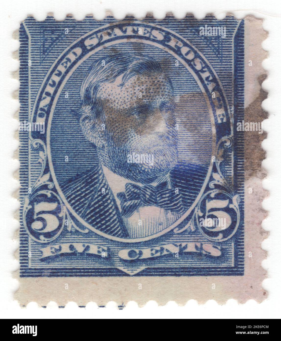 USA - 1898: Eine dunkelblaue Briefmarke mit 5 Cent, die das Porträt von Ulysses S. Grant (geb. Hiram Ulysses Grant) zeigt, einem amerikanischen Militäroffizier und Politiker, der von 1869 bis 1877 als Präsident der Vereinigten Staaten von 18. diente. Als kommandierender General führte er 1865 die Union Army zum Sieg im amerikanischen Bürgerkrieg und diente danach kurz als Kriegsminister. Später, als Präsident, war Grant ein effektiver Bürgerrechtler, der den Gesetzentwurf unterzeichnete, der das Justizministerium gründete und mit radikalen Republikanern zusammenarbeitete, um Afroamerikaner während des Wiederaufbaus zu schützen Stockfoto