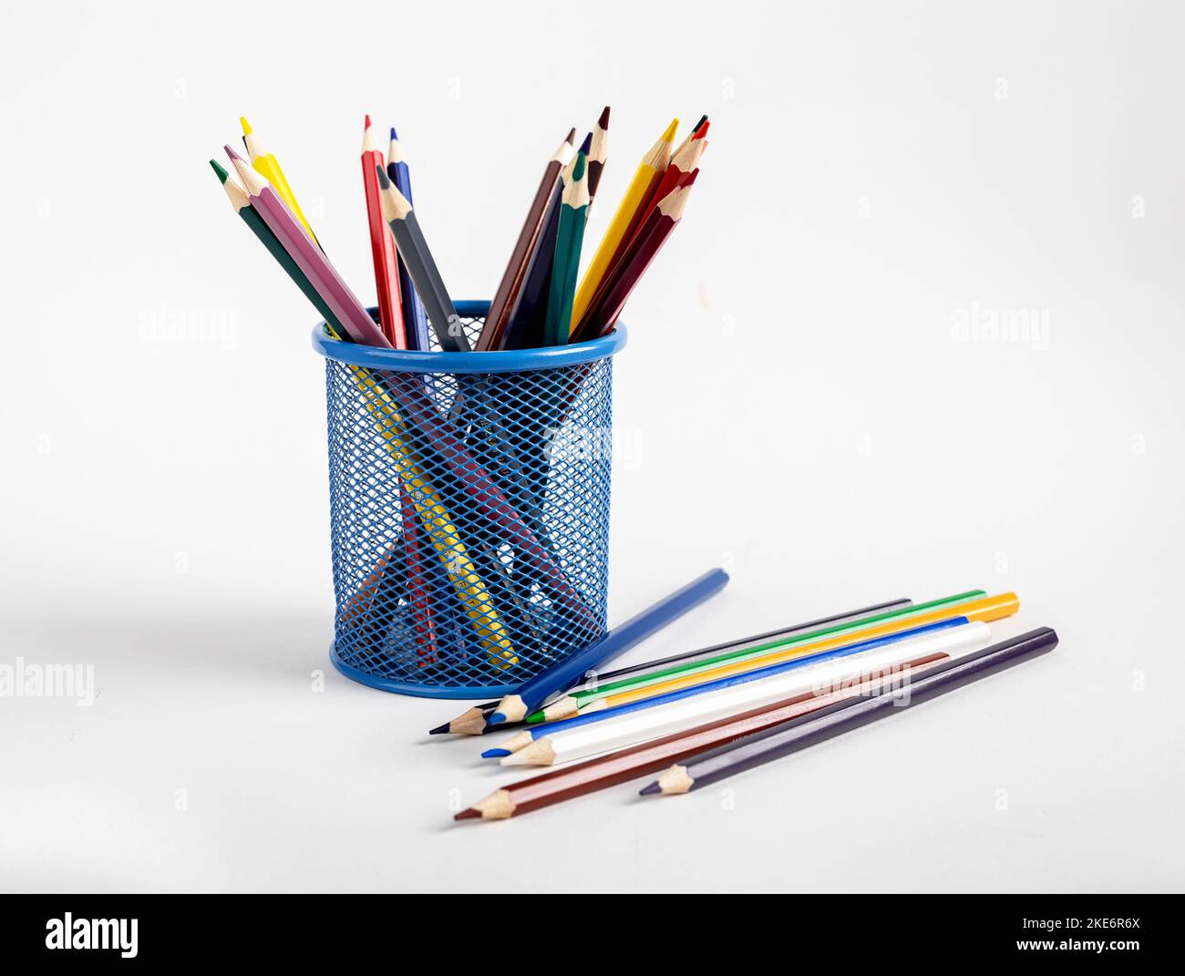 Buntstifte in verschiedenen Farben in Metallhalter und verstreute Zeichnung Kunst liefert. Hochwertige Fotos Stockfoto