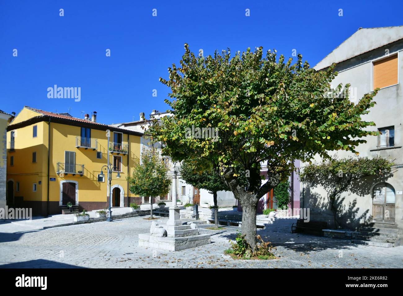 Ein kleiner Platz in Frosolone, einem mittelalterlichen Dorf in der Region Molise in Italien. Stockfoto