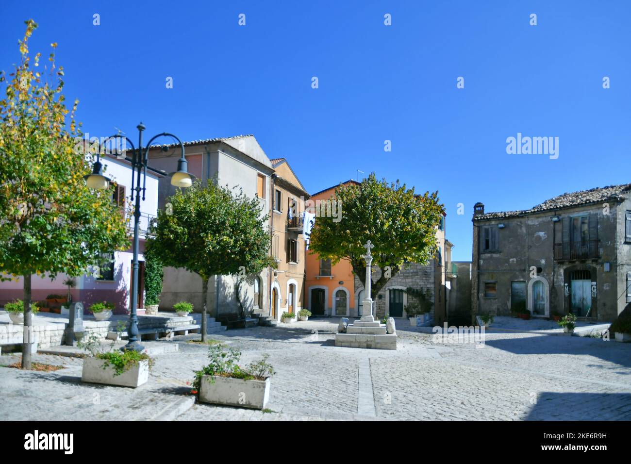 Ein kleiner Platz in Frosolone, einem mittelalterlichen Dorf in der Region Molise in Italien. Stockfoto