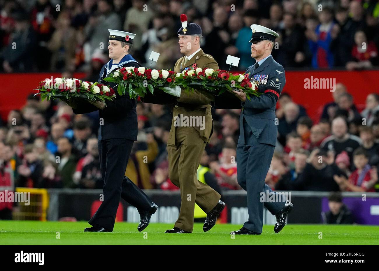 Manchester, England, 10.. November 2022. Die drei Streitkräfte werden während des Carabao Cup-Spiels in Old Trafford, Manchester, als Kränze in den mittleren Kreis zum Gedenken an den Gedenktag vorgeführt. Bildnachweis sollte lauten: Andrew Yates / Sportimage Stockfoto