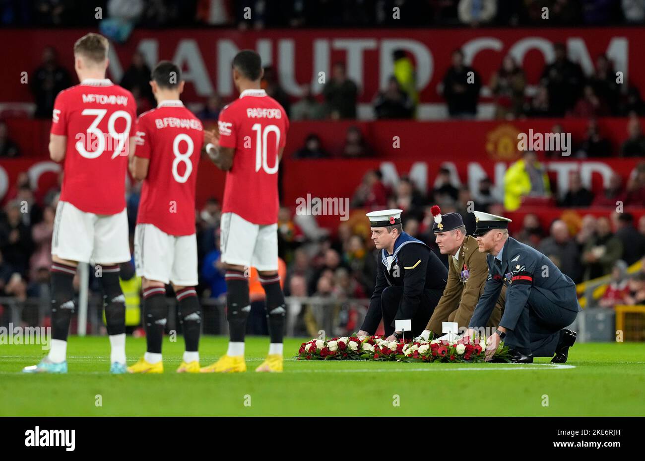 Manchester, England, 10.. November 2022. Die drei Streitkräfte werden als Kränze dargestellt, die zum Gedenken an den Gedenktag während des Carabao Cup-Spiels in Old Trafford, Manchester, auf den mittleren Kreis gelegt werden. Bildnachweis sollte lauten: Andrew Yates / Sportimage Stockfoto