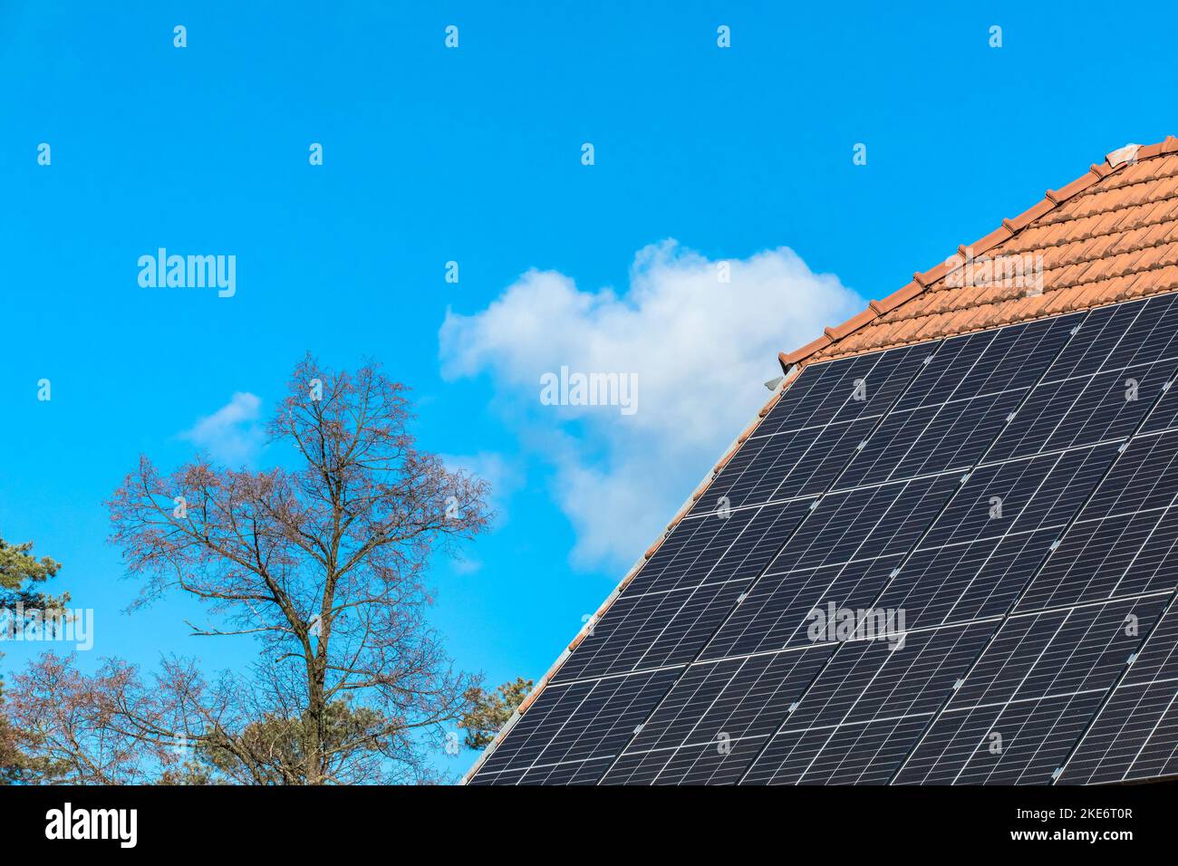 Altes Haus in der Tschechischen Republik mit Solarpaneeldach in der Natur. Photovoltaik-Paneele auf dem Dach. Strom sparen. Ökologisches Konzept. Stockfoto