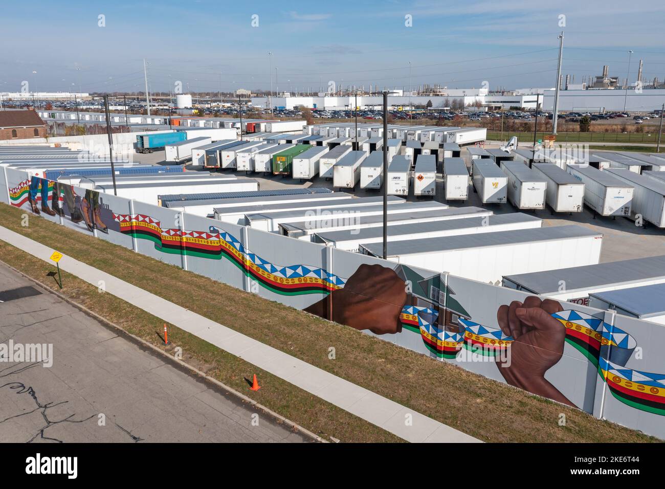 Detroit, Michigan - Ein blocklanges Wandgemälde des Künstlers Hubert Massey, das auf die Schallmauer rund um die Stellantis Jeep-Pflanze gemalt wird. Dieses Haus in ri Stockfoto