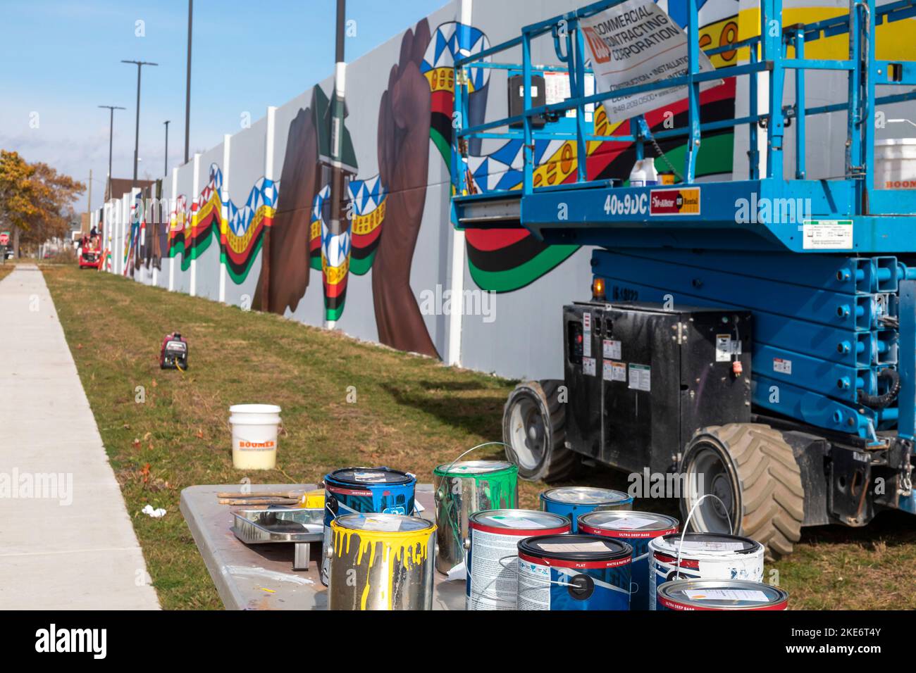 Detroit, Michigan - Ein blocklanges Wandgemälde des Künstlers Hubert Massey, das auf die Schallmauer rund um die Stellantis Jeep-Pflanze gemalt wird. Teil der Mura Stockfoto