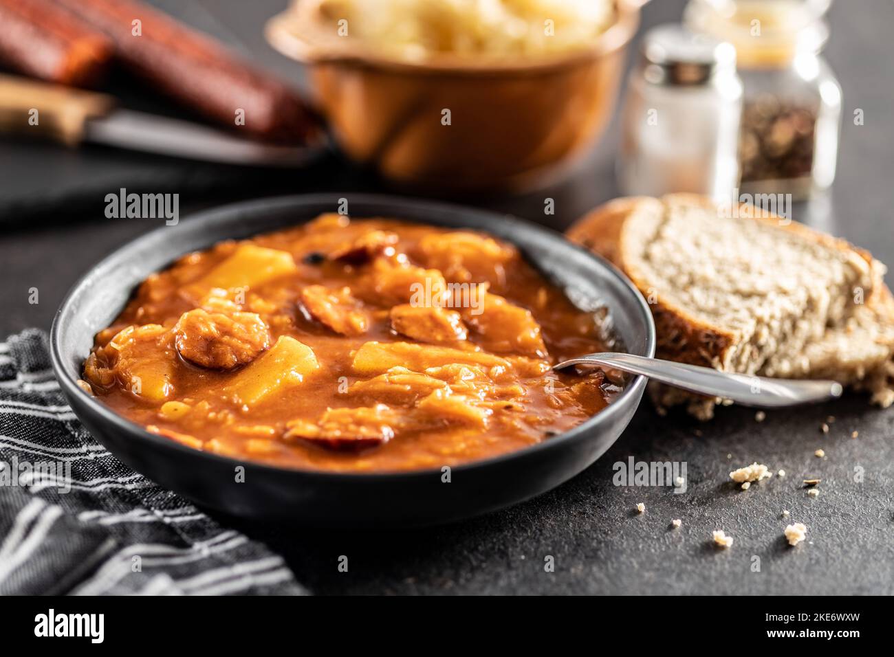 Die Kohlsuppe auf dem Teller. Gesunde Gemüsesuppe. Stockfoto