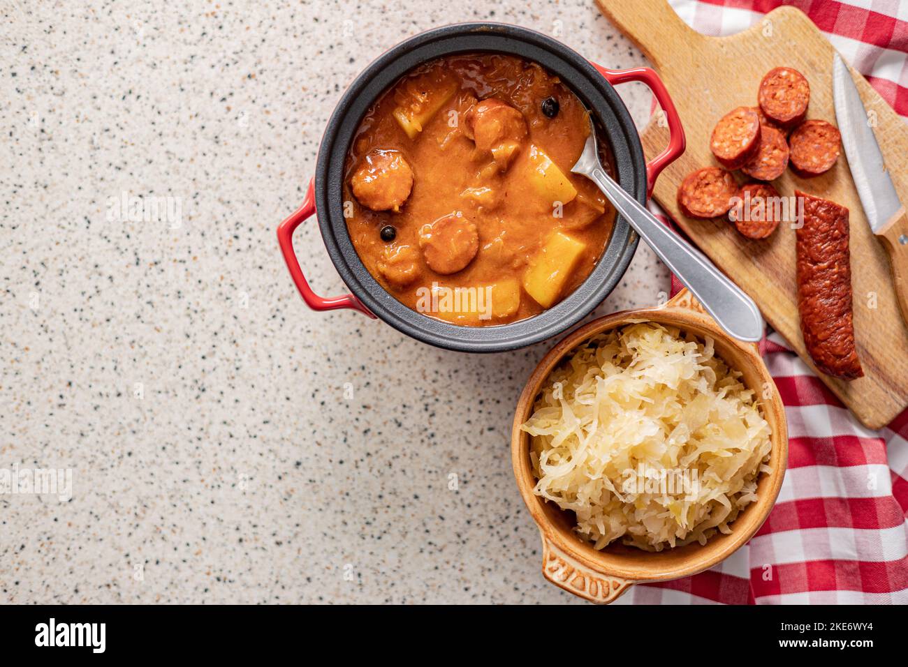 Die Kohlsuppe im Topf. Gesunde Gemüsesuppe. Draufsicht. Stockfoto