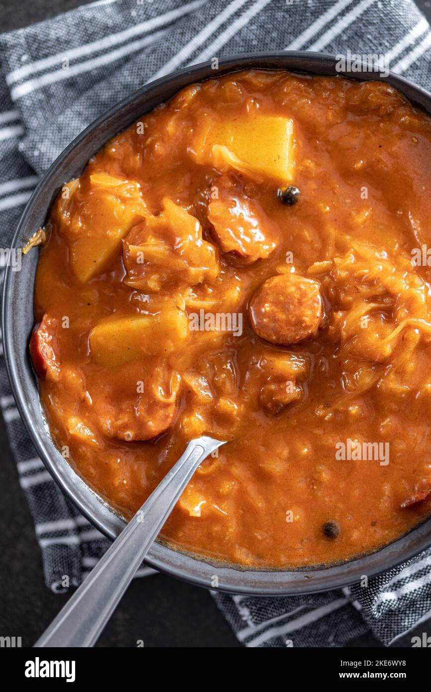 Die Kohlsuppe auf dem Teller. Gesunde Gemüsesuppe. Stockfoto