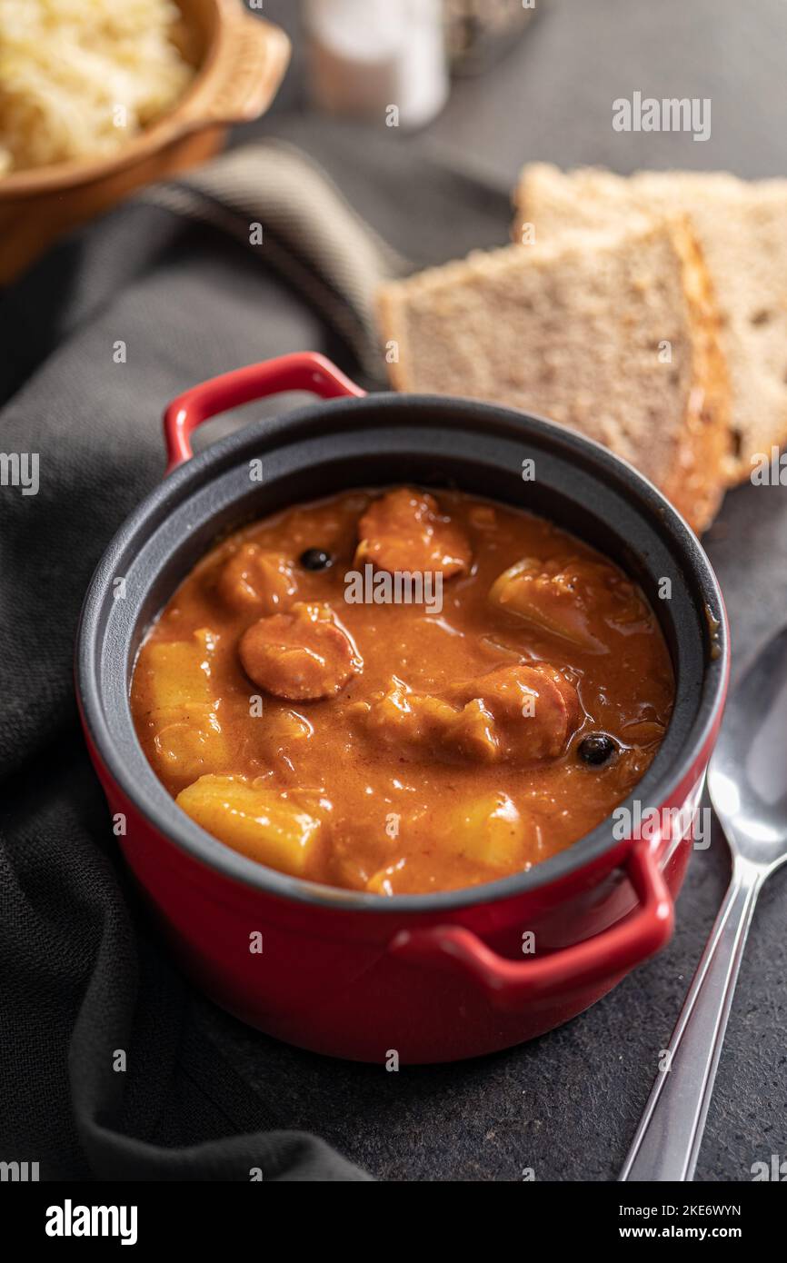 Die Kohlsuppe im Topf. Gesunde Gemüsesuppe. Stockfoto
