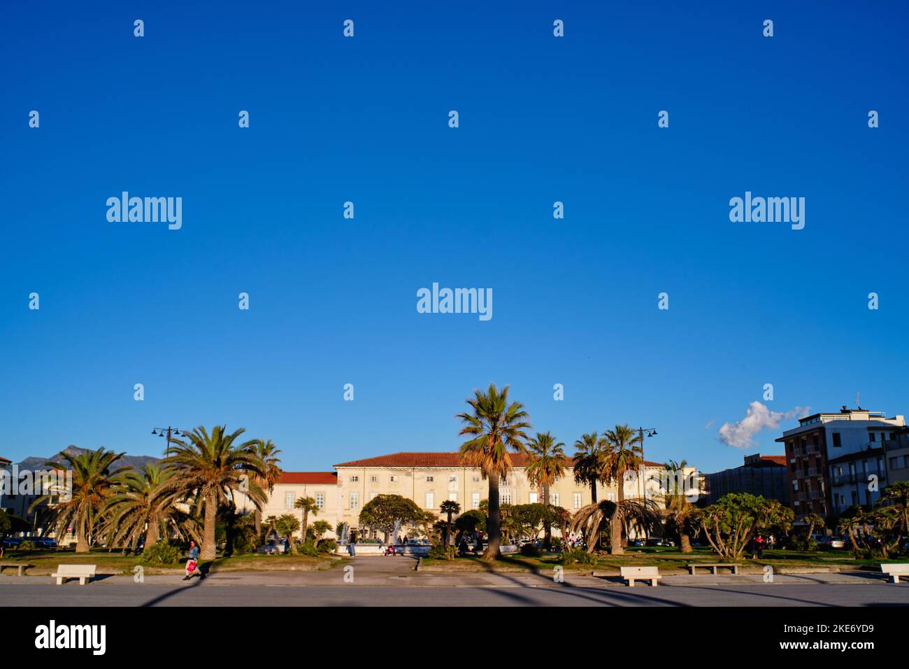 Viareggio, Italien - November 05 2022:der berühmte Lungomare di Viareggio, entlang der Stadtallee, wo die Karnevalsparty stattfindet, berühmt überall Stockfoto