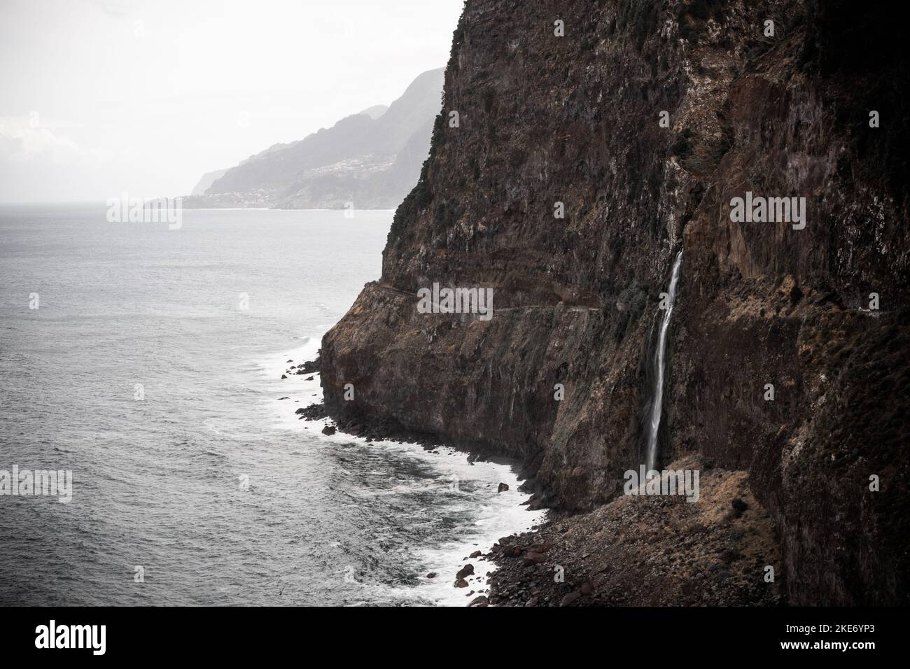 Madeira Insellandschaft von Véu da Noiva oder Bridal Veil Wasserfall fließt von den Felsen in den Ozean und von oben gesehen. Getöntes Bild Stockfoto