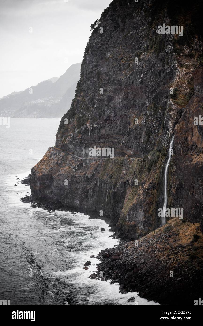 Madeira Insellandschaft von Véu da Noiva oder Bridal Veil Wasserfall fließt von den Felsen in den Ozean und aus dem Aussichtspunkt oben gesehen. Getöntes Bild Stockfoto