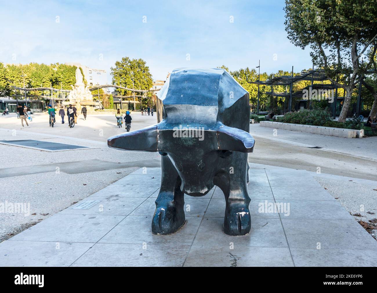 Die Statue eines Stiers vor dem römischen Amphitheater in Nimes, Frankreich. Entworfen vom georgischen Bildhauer Djemal Bjalava. Stockfoto