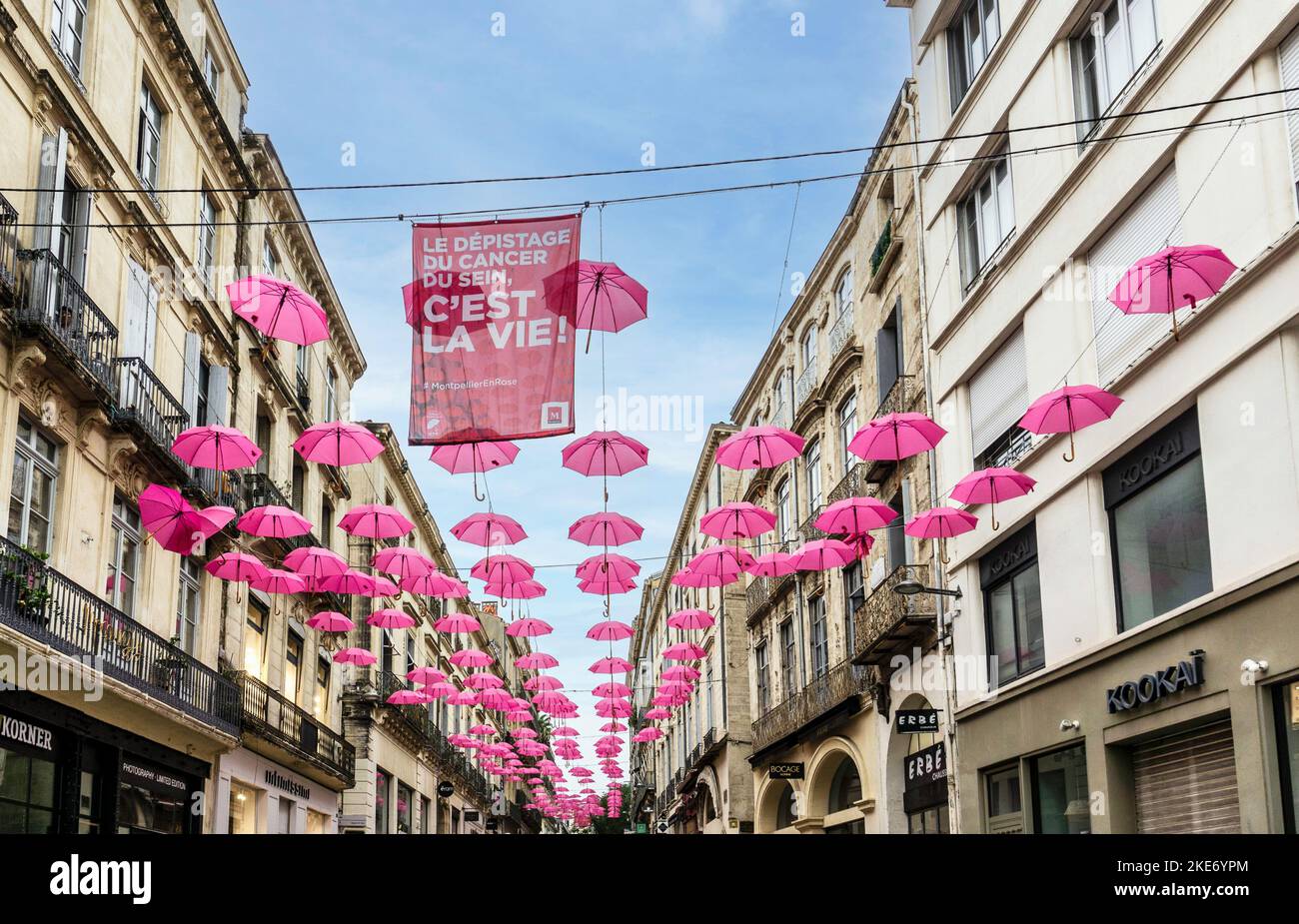 Dutzende von rosa Regenschirmen wurden in Montpelier, Frankreich, ausgestellt, um das Bewusstsein für Krebsfrüherkennungen zu schärfen. Stockfoto