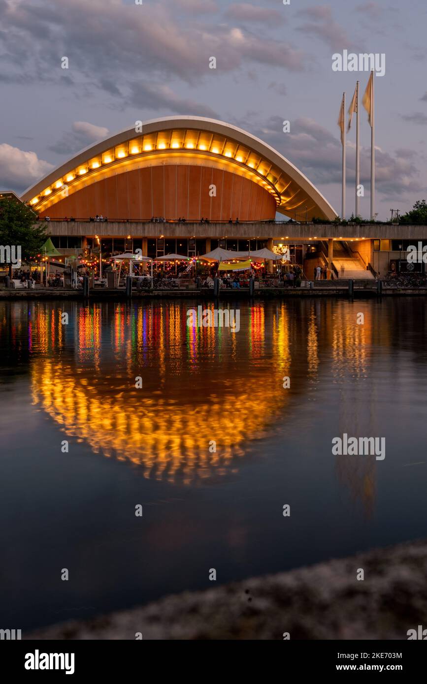 Das Haus der Weltkulturen an der Spree, in Berlin Deutschland. Stockfoto