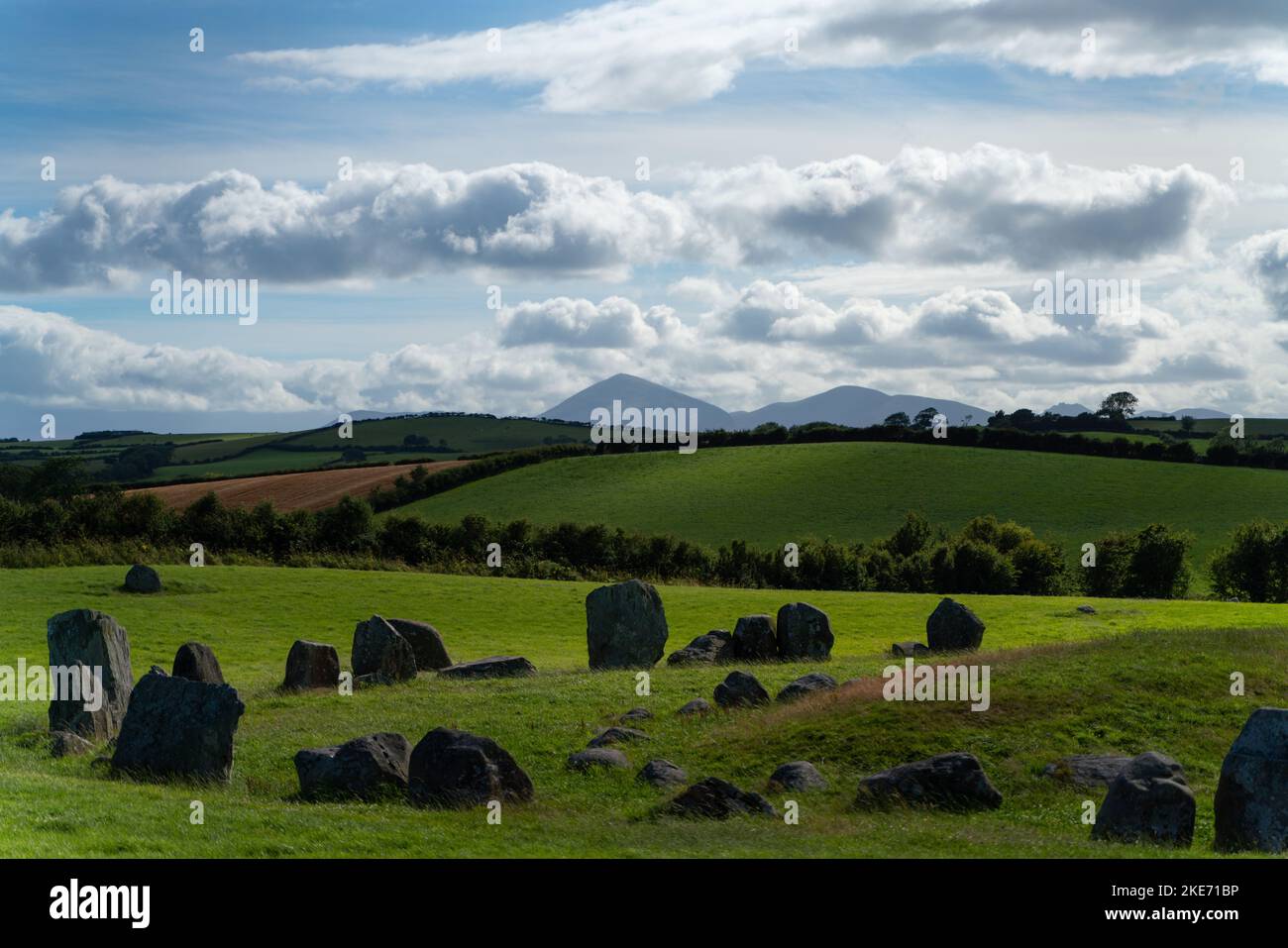 Eine fantastische Aufnahme des Steinkreises Ballynoe auf grünen Feldern in der Nähe des Dorfes Ballynoe, Irland Stockfoto