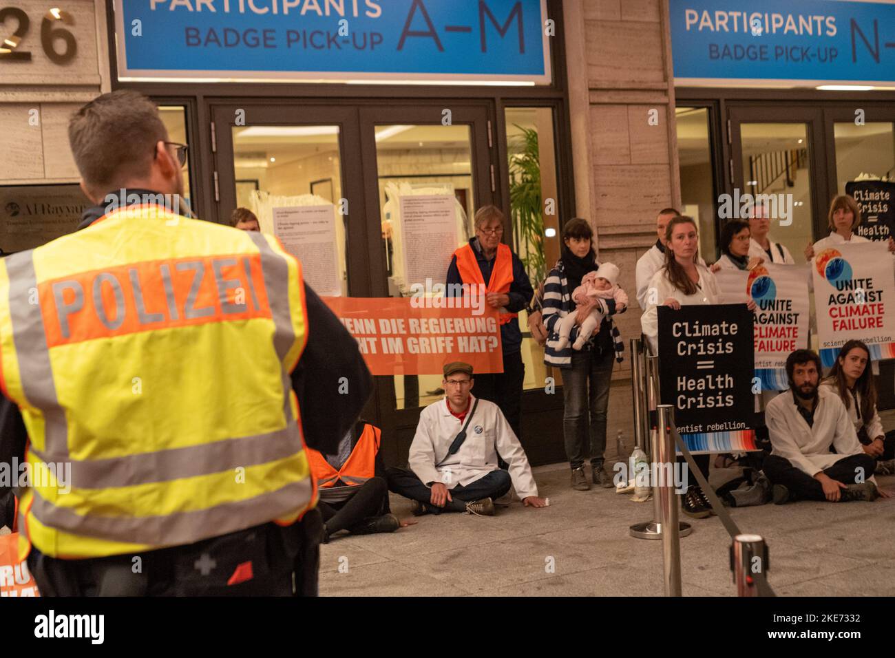 Berlin, Deutschland - 16. Oktober 2022: Wissenschaftler-Rebellionengruppe protestieren draußen beim Weltgesundheitsgipfel 2022Klimapolitik Stockfoto