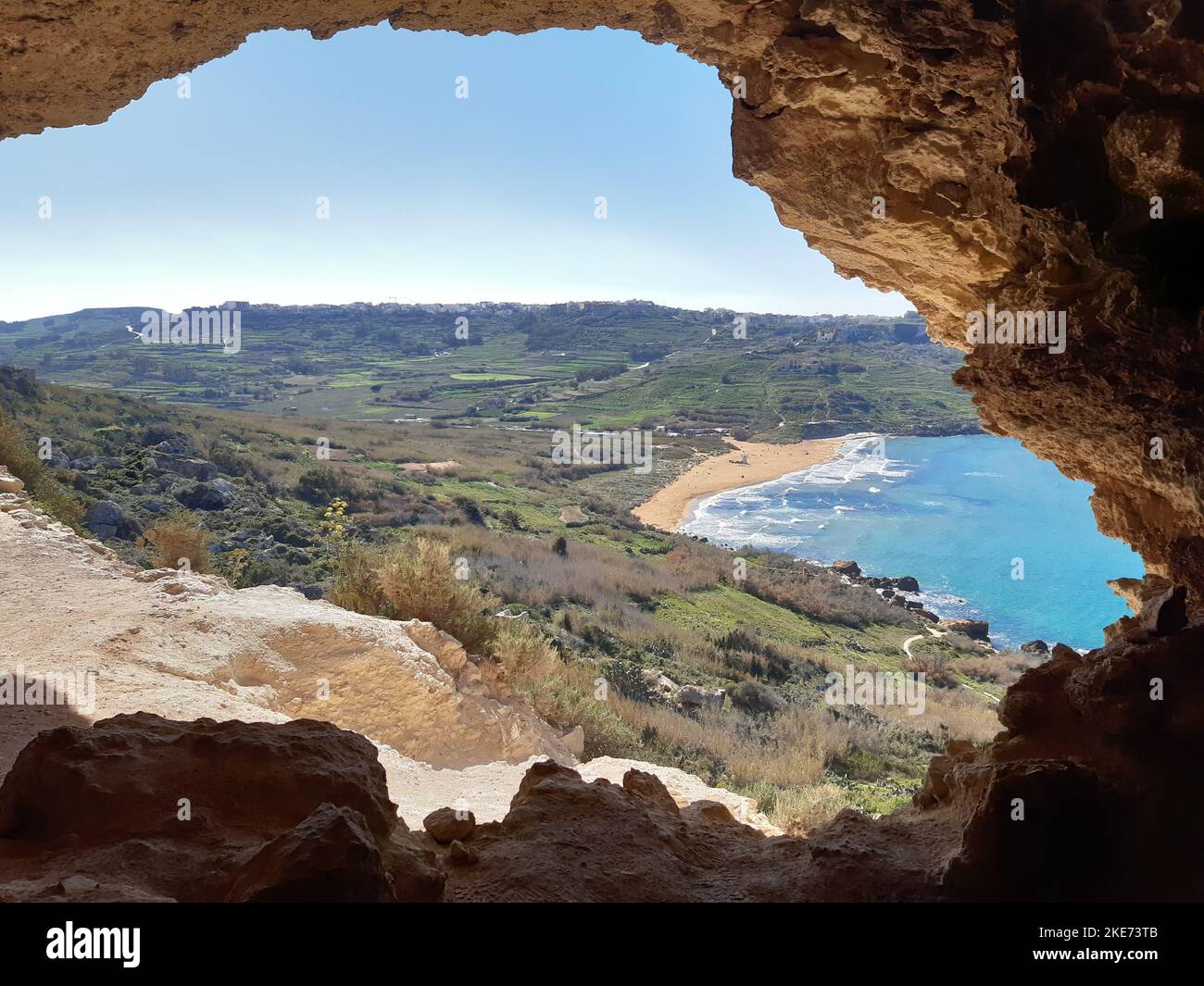 Eine schöne Aussicht vom Inneren der Höhle in Gozo Stockfoto