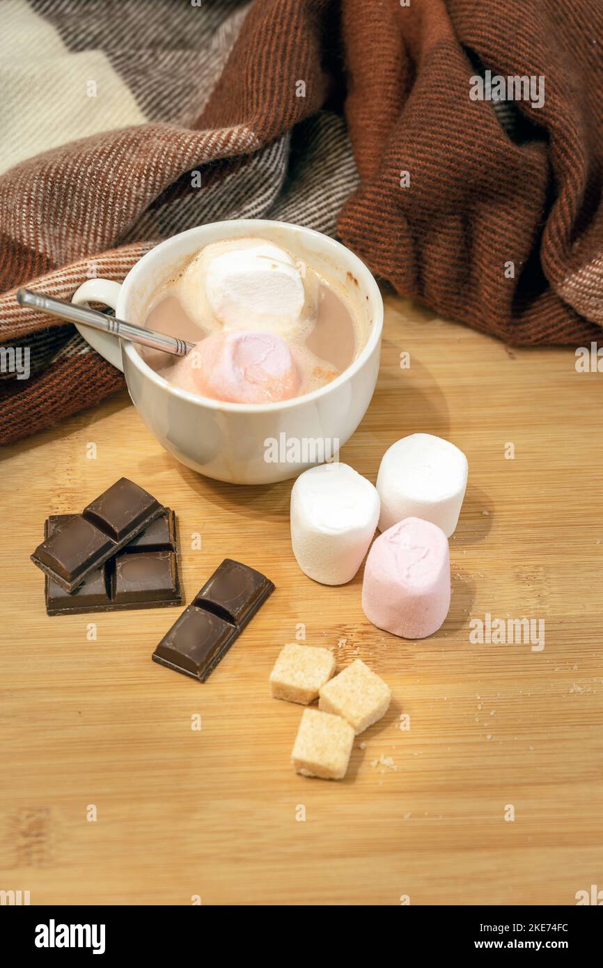 Hausgemachte heiße Schokolade in einer Tasse, wohlig Stockfoto