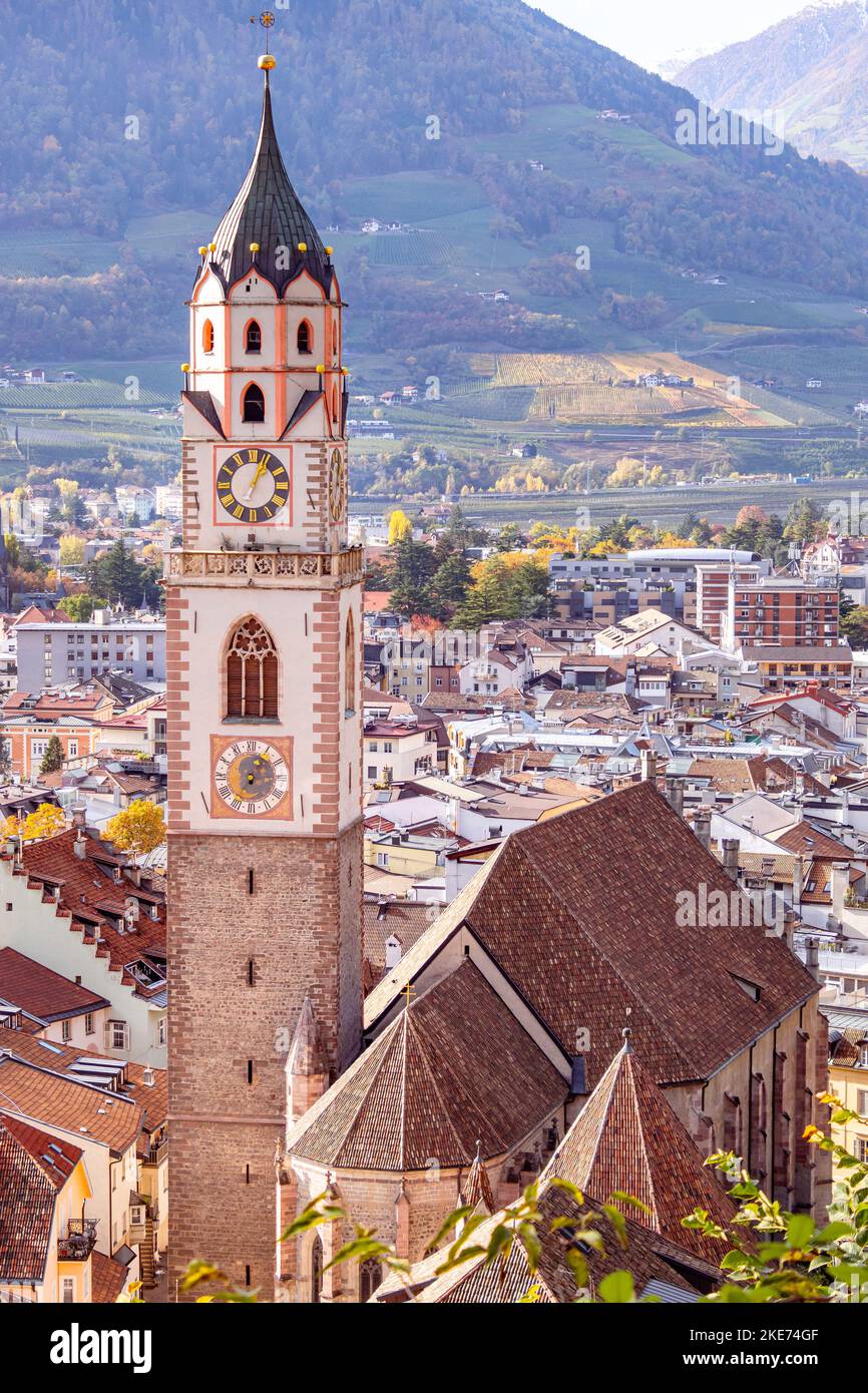 Blick über die Stadt mit der Kathedrale St. Nikolaus von Merano, südtirol, Italien vom berühmten Wanderweg Tappeinerweg aus Stockfoto