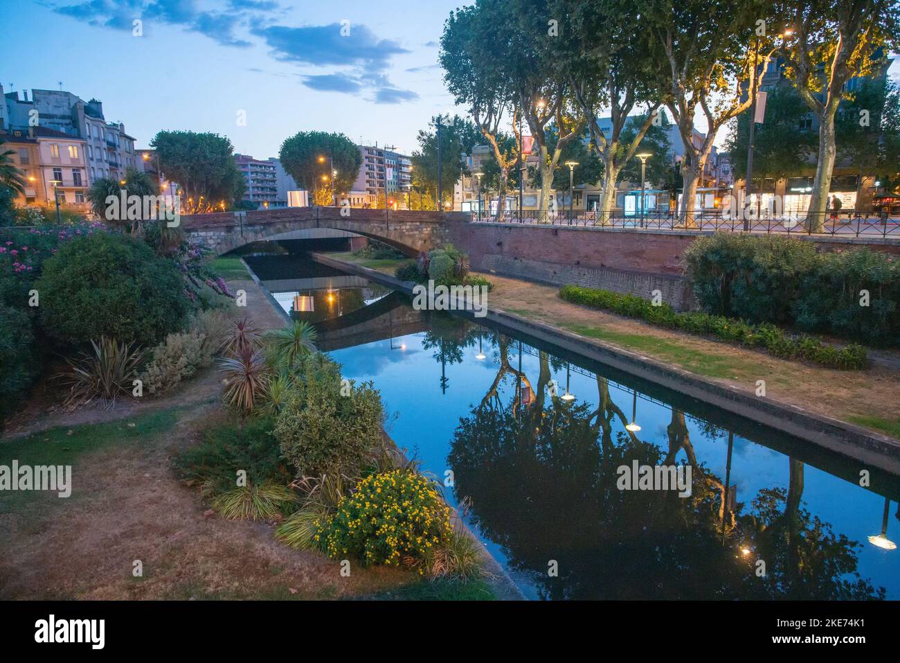 Bass River (ein kleiner Fluss) und Perpignan, sowie einen herrlichen Garten an der Grenze zum Fluss, und schöne Büsche von blühenden Oleander und Bougainv Stockfoto