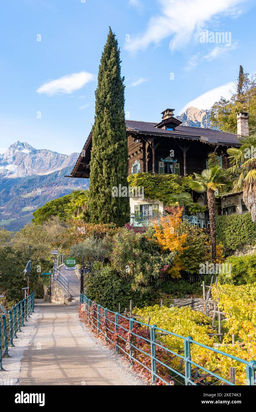 Merano, südtirol, Italien - 08. November 2022 Blick auf das Restaurant Saxifraga in der Nähe des berühmten Wanderwegs Tappeinerweg Stockfoto