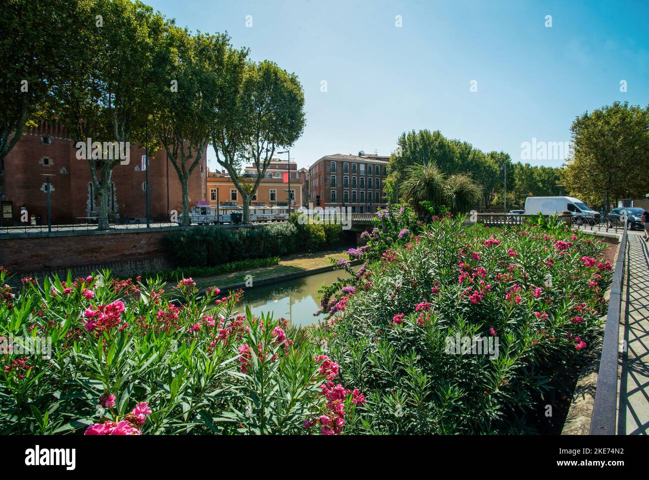 Bass River (ein kleiner Fluss) und Perpignan, sowie einen herrlichen Garten an der Grenze zum Fluss, und schöne Büsche von blühenden Oleander und Bougainv Stockfoto