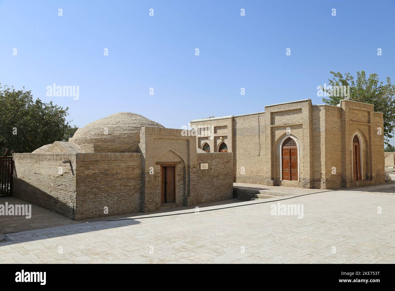 Takharatkhana (Bathhouse, links) und Darskhana (Studienraum), Chor Bakr Necropolis, Sumitan, Bukhara, Provinz Bukhara, Usbekistan, Zentralasien Stockfoto