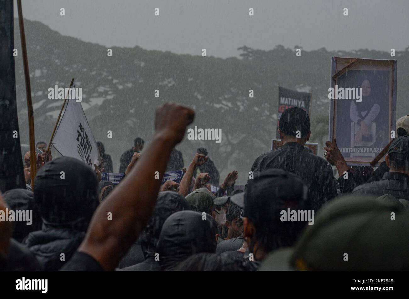 Malang, Ost-Java, Indonesien. 10.. November 2022. Indonesische Fußballfans, der Arema FC, veranstalteten auf ihrer Straße eine Demonstration, in der Gerechtigkeit gefordert wurde, nachdem 40 Tage lang im Kanjuruhan-Stadion randalierten, bei dem nach dem Spiel zwischen dem Arema FC und Persebaya Surabaya in Kanjuruhan Malang 135 Menschen ums Leben kamen. (Bild: © Moch Farabi Wardana/Pacific Press via ZUMA Press Wire) Stockfoto