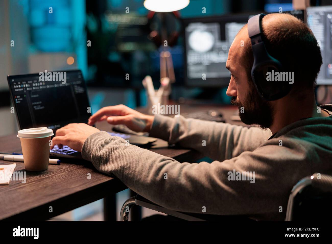 Web-Entwickler mit körperlichen Behinderungen schreiben Code, Computing Big Data, um App-Schnittstelle zu erstellen. Verwendung von HTML-Skript und Datenbankquelle zur Programmierung von Algorithmus für künstliche Intelligenz. Stockfoto