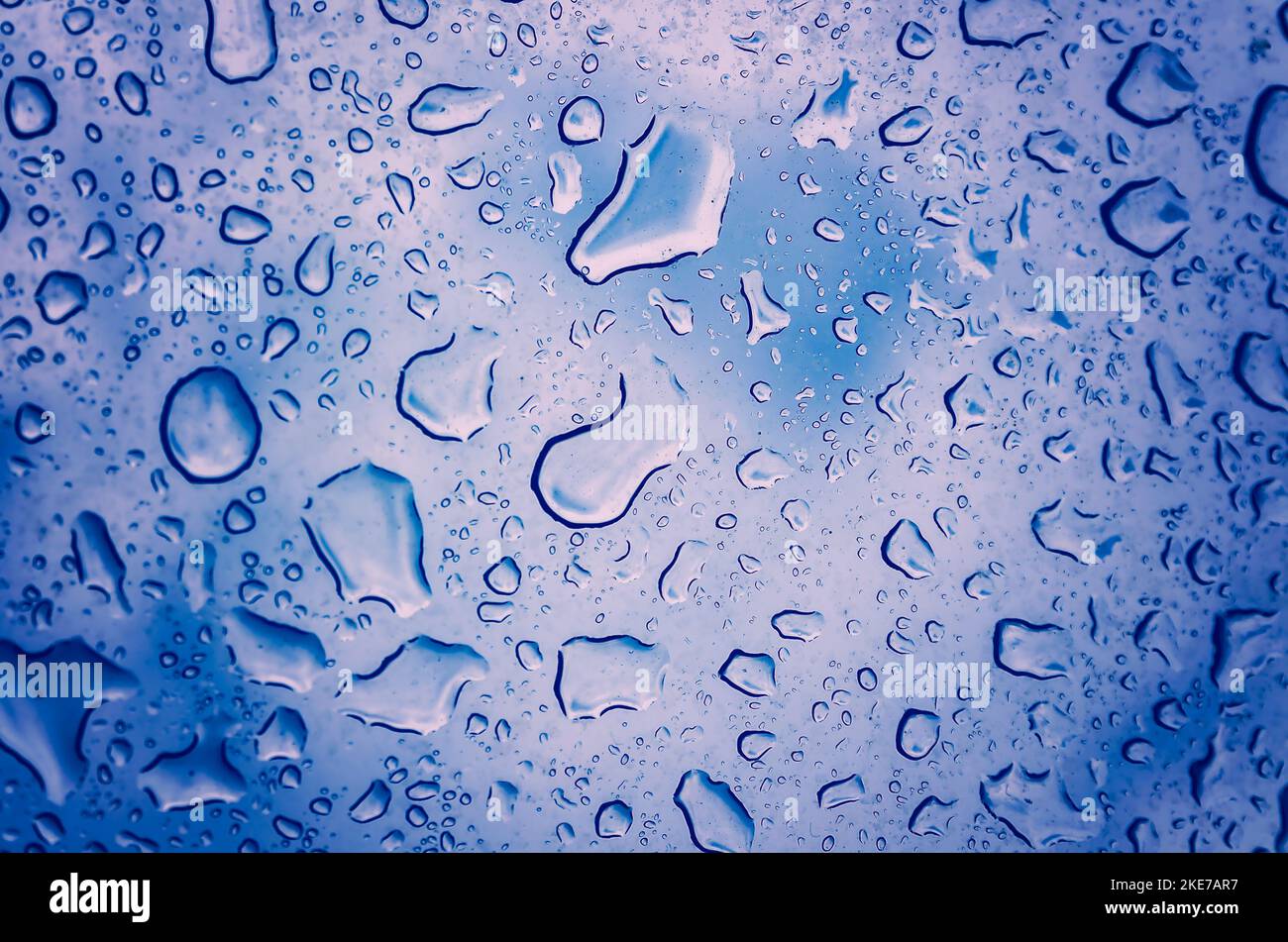 Regentropfen sammeln sich am 18. April 2015 in CODEN, Alabama, an einem Fenster. Stockfoto