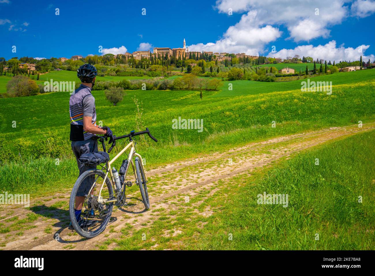 Radler auf dem Weg nach Pienza im Orcia-Tal. Pienza, Provinz Siena, Italien Stockfoto