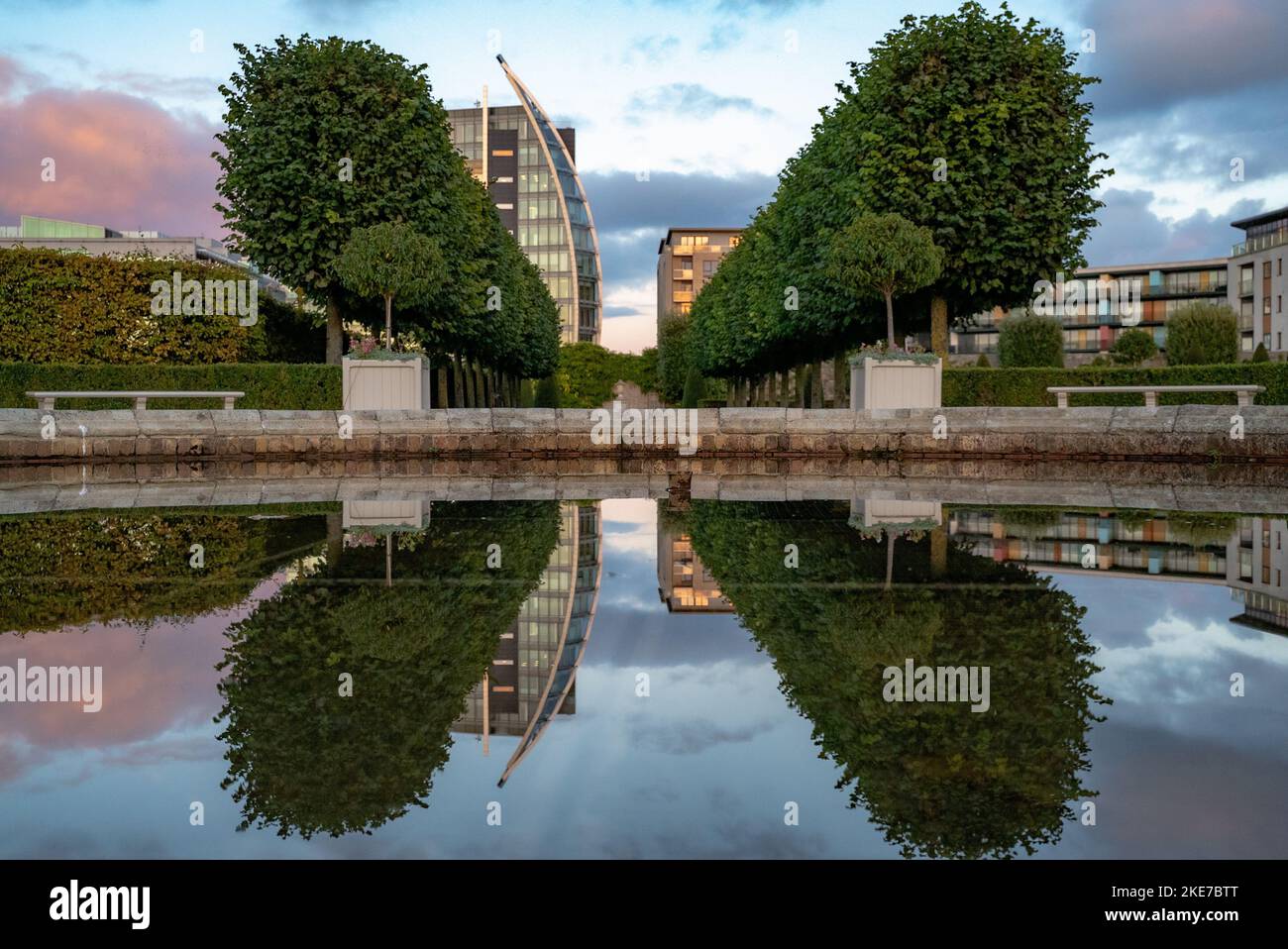 Das Irish Museum of Modern Art in Dublin Irland mit dekorativen symmetrischen Bäumen Stockfoto