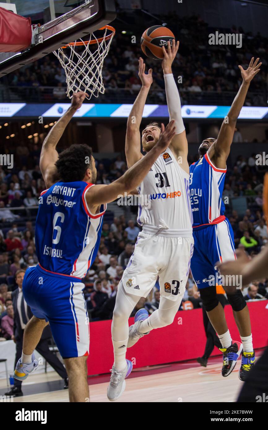 Madrid, Madrid, Spanien. 11. August 2022. Elijah Bryant (L), Dzanan Musa (C) und Isiah Taylor (R) während des Real Madrid Sieges gegen Anadolu Efes Istanbul 94 - 85 in Turkish Airlines Euroleague 2022/23 (Runde 7) wurde im WiZink Center in Madrid (Spanien) gefeiert. November 10.st 2022. (Bild: © Juan Carlos GarcÃ-A Mate/Pacific Press via ZUMA Press Wire) Stockfoto